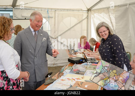 Il Principe di Galles guarda il vetro macchiato di arte presso comunità Myddfai Hall di Myddfai, Llandovery, dove ha inaugurato una nuova vetrata, sul tema delle leggende gallese, creato da persone locali durante l. Foto Stock