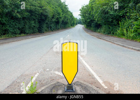 Strada vuota con giallo segno di traffico nel Cheshire Regno Unito Foto Stock
