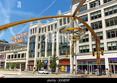 Il Playhouse Square District su Euclid Avenue in downtown Cleveland Ohio è segnato dal più grande al di fuori di un lampadario nel mondo Foto Stock