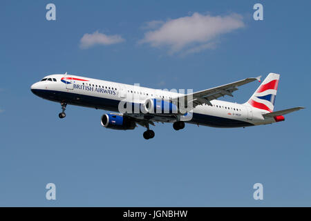 Aviazione civile. British Airways Airbus A321-200 aereo passeggeri sulla rotta di avvicinamento contro un cielo blu Foto Stock