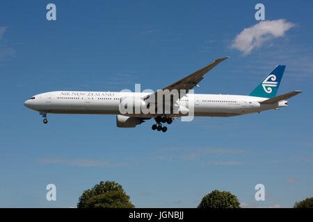 Viaggi aerei internazionali. Air New Zealand Boeing 777-300ER long haul aereo di linea sulla rotta di avvicinamento a Heathrow dopo un volo intercontinentale Foto Stock