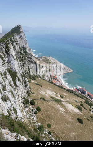 Il lato est della Rocca di Gibilterra, visto dalla vetta Foto Stock