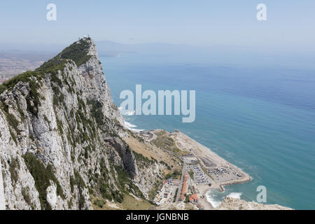 Il lato est della Rocca di Gibilterra, visto dalla vetta Foto Stock