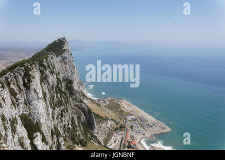 Il lato est della Rocca di Gibilterra, visto dalla vetta Foto Stock