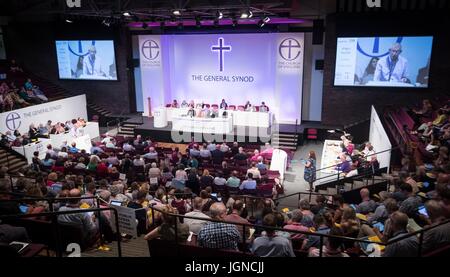 Una vista generale della riunione presso la chiesa di Inghilterra Sinodo Generale presso l'Università di York, come la chiesa di Inghilterra del corpo dirigente è di votare sulla fornitura di servizi speciali per transgender gente di segnare la loro transizione. Foto Stock