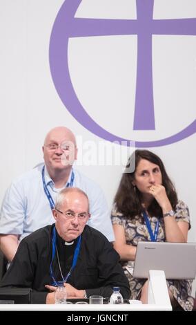 L Arcivescovo di Canterbury Justin Welby (anteriore) nel corso di un incontro presso la chiesa di Inghilterra Sinodo Generale presso l'Università di York, come la chiesa di Inghilterra del corpo dirigente è di votare sulla fornitura di servizi speciali per transgender gente di segnare la loro transizione. Foto Stock