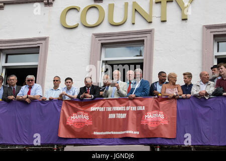 Durham City, County Durham Regno Unito, 8 luglio 2017, a Durham dei minatori Gala 2017 leader del partito laburista Jeremy Corbyn orologi dal balcone del Royal County Hotel come le bande marzo dal credito: Vivien Kent/Alamy Live News Foto Stock