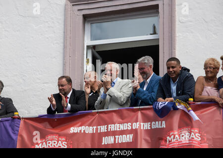 Durham City, County Durham Regno Unito, 8 luglio 2017, a Durham dei minatori Gala 2017 leader del partito laburista Jeremy Corbyn orologi dal balcone del Royal County Hotel come le bande marzo dal credito: Vivien Kent/Alamy Live News Foto Stock