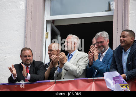 Durham City, County Durham Regno Unito, 8 luglio 2017, a Durham dei minatori Gala 2017 leader del partito laburista Jeremy Corbyn orologi dal balcone del Royal County Hotel come le bande marzo dal credito: Vivien Kent/Alamy Live News Foto Stock