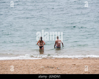 Burton Bradstock, Dorset, Regno Unito. 8 luglio 2017. Un paio di godersi la spiaggia come il soleggiato clima caldo prosegue sulla costa sud. Credito: Dan Tucker/Alamy Live News Foto Stock