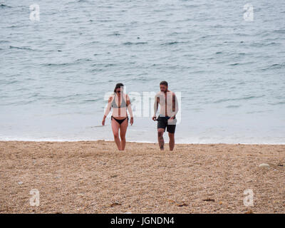Burton Bradstock, Dorset, Regno Unito. 8 luglio 2017. Un paio di godersi la spiaggia come il soleggiato clima caldo prosegue sulla costa sud. Credito: Dan Tucker/Alamy Live News Foto Stock