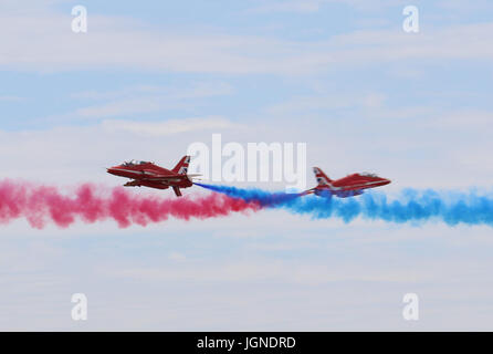 Gli RNA Yeovilton, Yeovilton, Somerset 8 luglio 2017 una coppia di Hawk T Mk 1 s dalla RAF frecce rosse al 2017 Yeovilton International Air giorno di credito: David Billinge/Alamy Live News Foto Stock