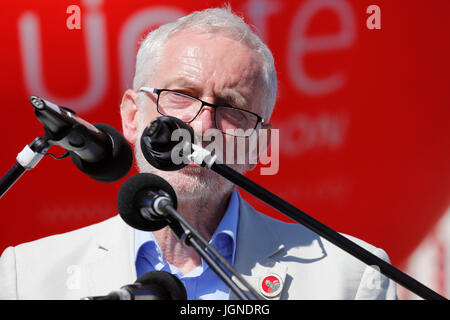 Durham, Regno Unito. 08 Luglio, 2017. Jeremy Corbyn parla al Durham dei minatori di Gala in Durham City, Inghilterra. Il 2017 Durham dei minatori Gala è la 133degli eventi che sono noti anche come il grande incontro. Credito: Stuart Forster/Alamy Live News Foto Stock