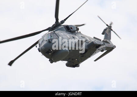 Gli RNA Yeovilton, Yeovilton, Somerset 8 Luglio 2017 Un Royal Navy Merlin H M MK 2 da 824 NAS Culdrose battenti come parte del 2017 Yeovilton International Air giorno di credito: David Billinge/Alamy Live News Foto Stock