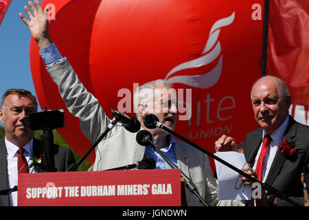 Durham, Regno Unito. 08 Luglio, 2017. Jeremy Corbyn è dato un ovazione alla Durham dei minatori di Gala in Durham City, Inghilterra. Il 2017 Durham dei minatori Gala è la 133degli eventi che sono noti anche come il grande incontro. Credito: Stuart Forster/Alamy Live News Foto Stock