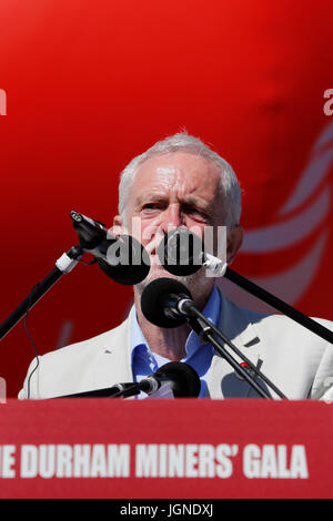 Durham, Regno Unito. 08 Luglio, 2017. Jeremy Corbyn parla al Durham dei minatori di Gala in Durham City, Inghilterra. Il 2017 Durham dei minatori Gala è la 133degli eventi che sono noti anche come il grande incontro. Credito: Stuart Forster/Alamy Live News Foto Stock