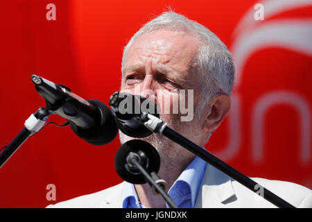 Durham, Regno Unito. 08 Luglio, 2017. Jeremy Corbyn parla al Durham dei minatori di Gala in Durham City, Inghilterra. Il 2017 Durham dei minatori Gala è la 133degli eventi che sono noti anche come il grande incontro. Credito: Stuart Forster/Alamy Live News Foto Stock