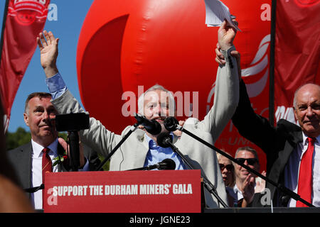 Durham, Regno Unito. 08 Luglio, 2017. Jeremy Corbyn è dato un ovazione alla Durham dei minatori di Gala in Durham City, Inghilterra. Il 2017 Durham dei minatori Gala è la 133degli eventi che sono noti anche come il grande incontro. Credito: Stuart Forster/Alamy Live News Foto Stock