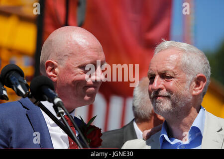 Durham, Regno Unito. 08 Luglio, 2017. Matt Wrack, dei vigili del fuoco unione, viene confortato da Jeremy Corbyn dopo un parlato emotivo circa il ruolo dei vigili del fuoco a Grenfell Fire, a Durham dei minatori di Gala in Durham City, Inghilterra. Il 2017 Durham dei minatori Gala è la 133degli eventi che sono noti anche come il grande incontro. Credito: Stuart Forster/Alamy Live News Foto Stock