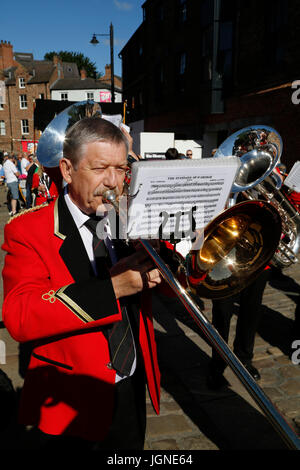 Durham, Regno Unito. 08 Luglio, 2017. Bandsman al Durham dei minatori di Gala in Durham City, Inghilterra. Il 2017 Durham dei minatori Gala è la 133degli eventi che sono noti anche come il grande incontro. Credito: Stuart Forster/Alamy Live News Foto Stock