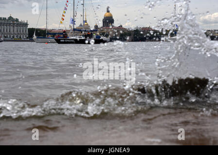 San Pietroburgo, Russia. 8 Luglio, 2017. La Russia, San Pietroburgo, in data 8 luglio 2017. San Pietroburgo International Sea Festival 2017. La regata a vela è passata sul fiume Neva, in corrispondenza delle pareti della fortezza di Pietro e Paolo, all'interno della San Pietroburgo International sea festival-2017. Credito: Andrey Pronin/ZUMA filo/Alamy Live News Foto Stock