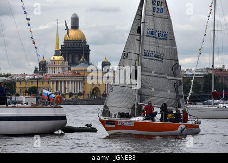 San Pietroburgo, Russia. 8 Luglio, 2017. La Russia, San Pietroburgo, in data 8 luglio 2017. San Pietroburgo International Sea Festival 2017. La regata a vela è passata sul fiume Neva, in corrispondenza delle pareti della fortezza di Pietro e Paolo, all'interno della San Pietroburgo International sea festival-2017. Credito: Andrey Pronin/ZUMA filo/Alamy Live News Foto Stock