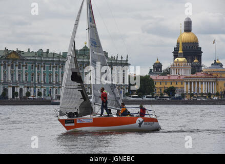 San Pietroburgo, Russia. 8 Luglio, 2017. La Russia, San Pietroburgo, in data 8 luglio 2017. San Pietroburgo International Sea Festival 2017. La regata a vela è passata sul fiume Neva, in corrispondenza delle pareti della fortezza di Pietro e Paolo, all'interno della San Pietroburgo International sea festival-2017. Credito: Andrey Pronin/ZUMA filo/Alamy Live News Foto Stock