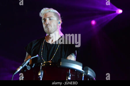 Milwaukee, Wisconsin, Stati Uniti d'America. 7 Luglio, 2017. Cantante Nicholas Petricca della banda a piedi la luna si esibisce dal vivo presso Henry Maier Festival Park durante il Summerfest di Milwaukee, nel Wisconsin. Ricky Bassman/Cal Sport Media/Alamy Live News Foto Stock