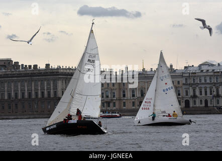 San Pietroburgo, Russia. 8 Luglio, 2017. La Russia, San Pietroburgo, in data 8 luglio 2017. San Pietroburgo International Sea Festival 2017. La regata a vela è passata sul fiume Neva, in corrispondenza delle pareti della fortezza di Pietro e Paolo, all'interno della San Pietroburgo International sea festival-2017. Credito: Andrey Pronin/ZUMA filo/Alamy Live News Foto Stock