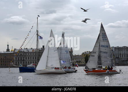 San Pietroburgo, Russia. 8 Luglio, 2017. La Russia, San Pietroburgo, in data 8 luglio 2017. San Pietroburgo International Sea Festival 2017. La regata a vela è passata sul fiume Neva, in corrispondenza delle pareti della fortezza di Pietro e Paolo, all'interno della San Pietroburgo International sea festival-2017. Credito: Andrey Pronin/ZUMA filo/Alamy Live News Foto Stock