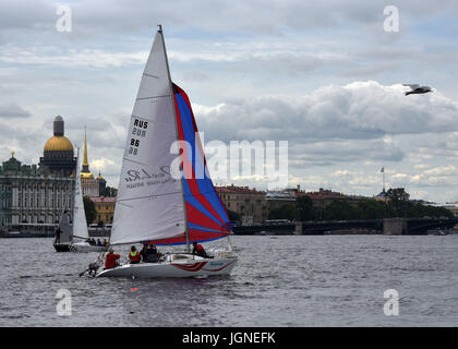 San Pietroburgo, Russia. 8 Luglio, 2017. La Russia, San Pietroburgo, in data 8 luglio 2017. San Pietroburgo International Sea Festival 2017. La regata a vela è passata sul fiume Neva, in corrispondenza delle pareti della fortezza di Pietro e Paolo, all'interno della San Pietroburgo International sea festival-2017. Credito: Andrey Pronin/ZUMA filo/Alamy Live News Foto Stock