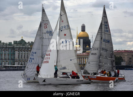 San Pietroburgo, Russia. 8 Luglio, 2017. La Russia, San Pietroburgo, in data 8 luglio 2017. San Pietroburgo International Sea Festival 2017. La regata a vela è passata sul fiume Neva, in corrispondenza delle pareti della fortezza di Pietro e Paolo, all'interno della San Pietroburgo International sea festival-2017. Credito: Andrey Pronin/ZUMA filo/Alamy Live News Foto Stock