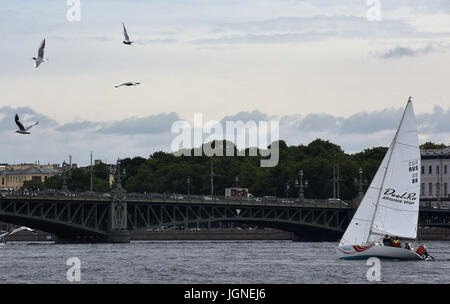 San Pietroburgo, Russia. 8 Luglio, 2017. La Russia, San Pietroburgo, in data 8 luglio 2017. San Pietroburgo International Sea Festival 2017. La regata a vela è passata sul fiume Neva, in corrispondenza delle pareti della fortezza di Pietro e Paolo, all'interno della San Pietroburgo International sea festival-2017. Credito: Andrey Pronin/ZUMA filo/Alamy Live News Foto Stock