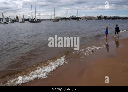 San Pietroburgo, Russia. 8 Luglio, 2017. La Russia, San Pietroburgo, in data 8 luglio 2017. San Pietroburgo International Sea Festival 2017. La regata a vela è passata sul fiume Neva, in corrispondenza delle pareti della fortezza di Pietro e Paolo, all'interno della San Pietroburgo International sea festival-2017. Credito: Andrey Pronin/ZUMA filo/Alamy Live News Foto Stock