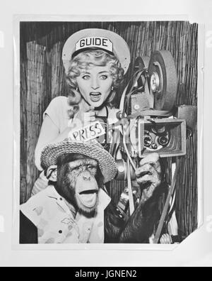 Uno scimpanzé con l'attrice - a circa 1940 vintage fotografia in bianco e nero con la macchina fotografica del film e proiettore che agisce come guida del tour e press agent. Foto Stock