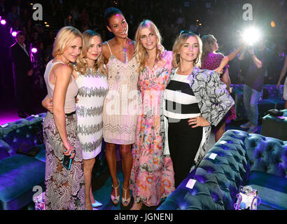 Berlino, Germania. 5 Luglio, 2017. Sonja Kiefer (l-r), Regina Halmich, Annabelle Mandeng, Tanja Bülter, Tina Ruland a Guido Maria Kretschmer etichetta di primavera/estate 2018 fashion show alla settimana della moda di Berlino a Berlino, Germania, 5 luglio 2017. Foto: Jens Kalaene/dpa-Zentralbild/ZB/dpa/Alamy Live News Foto Stock