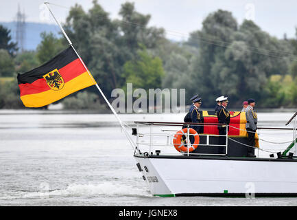 La MS Mainz porta la bara del tardo il cancelliere Kohl sul fiume Reno da Reffenthal a Speyer, Germania, 1 luglio 2017. Kohl è deceduto il 16 giugno 2017 all'età di 87. Il cancelliere dell'unità tedesca tenutosi ufficio per 16 anni. Foto: Uwe Anspach/dpa-PISCINA/dpa Foto Stock