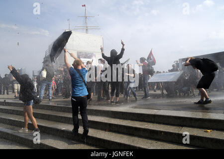 Hamburg, Amburgo, Germania. 6 Luglio, 2017. L'Europa, Germania, Amburgo, Luglio 2017: durante il Vertice G20 in Hamburg numerose dimostrazioni dei vari gruppi che si oppongono al vertice si è tradotto in atti di violenza. La città è stata la scena di barricate e scontri tra black block e polizia. Ci sono centinaia di feriti entrambi i poliziotti e manifestanti. Credito: Danilo Balducci/ZUMA filo/Alamy Live News Foto Stock