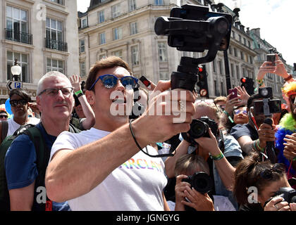 Londra, Regno Unito. 08 Luglio, 2017. Tom Daley ha preso un selfie durante l orgoglio a Londra il sabato. Foto : Taka G Wu Credito: Taka Wu/Alamy Live News Foto Stock