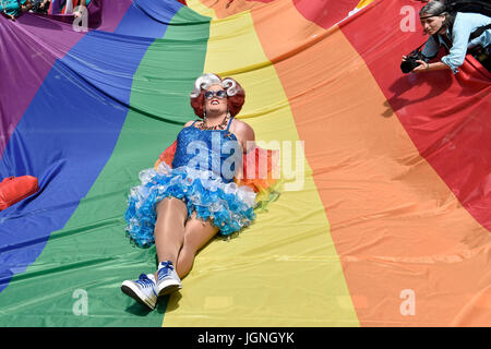 Londra, Regno Unito. 08 Luglio, 2017. Barclays Bank, Piccadilly Circus ramo decorate in prua pioggia colore nella celebrazione dell'orgoglio a Londra il sabato. Foto : Taka G Wu Credito: Taka Wu/Alamy Live News Foto Stock