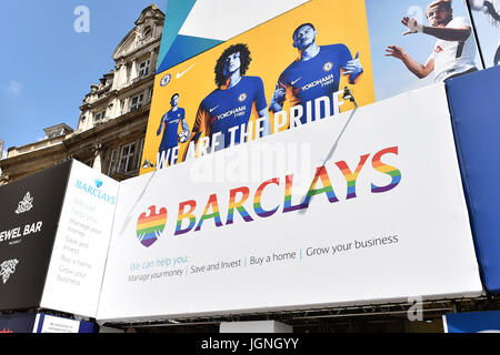 Londra, Regno Unito. 08 Luglio, 2017. Barclays Bank, Piccadilly Circus ramo decorate in prua pioggia colore nella celebrazione dell'orgoglio a Londra il sabato. Foto : Taka G Wu Credito: Taka Wu/Alamy Live News Foto Stock