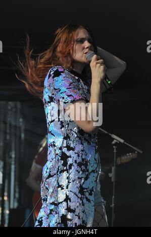 Southend-on-Sea, Regno Unito. 8 lug 2017. Regno Unito nato cantante e cantautore Kate Nash eseguendo i suoi hit 'fondamenta' presso il Village Green festival, Southend-on-Sea, Regno Unito. 8 Luglio, 2017. Credito: David abrams/Alamy Live News Foto Stock