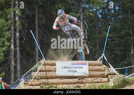 Lenzerheide, Svizzera. Il 7 luglio 2017. Loic Bruni dalla gravità specializzati durante l'UCI Mountain Bike Downhill Coppa del Mondo a Lenzerheide. Foto: Cronos/Rolf Simeone Foto Stock