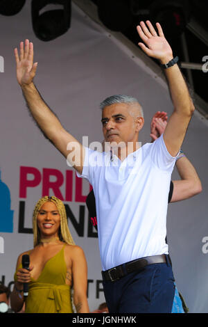 Londra, Regno Unito. 8 Luglio, 2017. Sadiq Khan, sindaco di Londra, indirizzi di decine di migliaia di persone a Trafalgar Square. La manifestazione annuale mira ad accrescere la consapevolezza e la campagna per la parità su questioni LGBT. Credito: Dinendra Haria/Alamy Live News Foto Stock