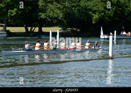 Henley on Thames, Regno Unito. 8 lug 2017. Henley, UK. 8 Luglio, 2017. Finali della giornata a Henley Regatta Credito: David Hammant/Alamy Live News Foto Stock