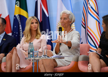 Il direttore del FMI Christine Lagarde, centro commenti come Ivanka Trump, figlia di U.S. Presidente Donald Trump guarda durante un panel di discussione in occasione del lancio dell'Imprenditoria Femminile Finance Initiative durante il Vertice del G20 Incontro Luglio 8, 2017 ad Amburgo, in Germania. (Bundesregierung/Gungor via Planetpix) Foto Stock