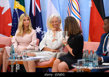 Ministro degli Affari Esteri canadese, Chrystia Freeland, destra commenti come direttore del FMI Christine Lagarde, centro e Ivanka Trump, figlia di U.S. Presidente Donald Trump guardare durante un panel di discussione in occasione del lancio dell'Imprenditoria Femminile Finance Initiative durante il Vertice del G20 Incontro Luglio 8, 2017 ad Amburgo, in Germania. (Bundesregierung/Gungor via Planetpix) Foto Stock