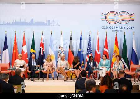 Un panel di discussione in occasione del lancio dell'Imprenditoria Femminile Finance Initiative durante il Vertice del G20 Incontro Luglio 8, 2017 ad Amburgo, in Germania. Seduti da sinistra a destra sono: norvegese il Ministro delle finanze Siv Jensen, Presidente della Banca Mondiale, Jim Kim Yong, Ivanka Trump, figlia di U.S. Presidente Donald Trump, direttore del FMI Christine Lagarde Ministro degli esteri canadese Chrystia Freeland e donne imprenditrici Nthabiseng Legoete, Miriem Bensaleh-Chaqroun, Essma Ben Hamida e Enda Inter-Arabe. (Bundesregierung/Gungor via Planetpix) Foto Stock