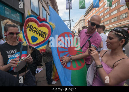 Londra, Regno Unito. 8 luglio 2017. I dimostranti si riuniscono a Marble Arch per i migranti diritti e blocco Anti-Racist marzo per recuperare orgoglio come protesta, marciando nella parte anteriore della parata ufficiale. Credito: Peter Marshall / Alamy Live News Foto Stock