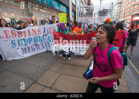 Londra, Regno Unito. 8 luglio 2017. I manifestanti iniziano il loro marzo da Marble Arch per i migranti diritti e blocco Anti-Racist sull orgoglio marciando per recuperare orgoglio come protesta. Credito: Peter Marshall / Alamy Live News Foto Stock